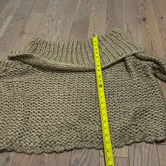 Cozy Hand-Knit Chunky Sweater. Beige. Oversized Large. Polyester Yarn. Cropped. - Picture 5 of 6